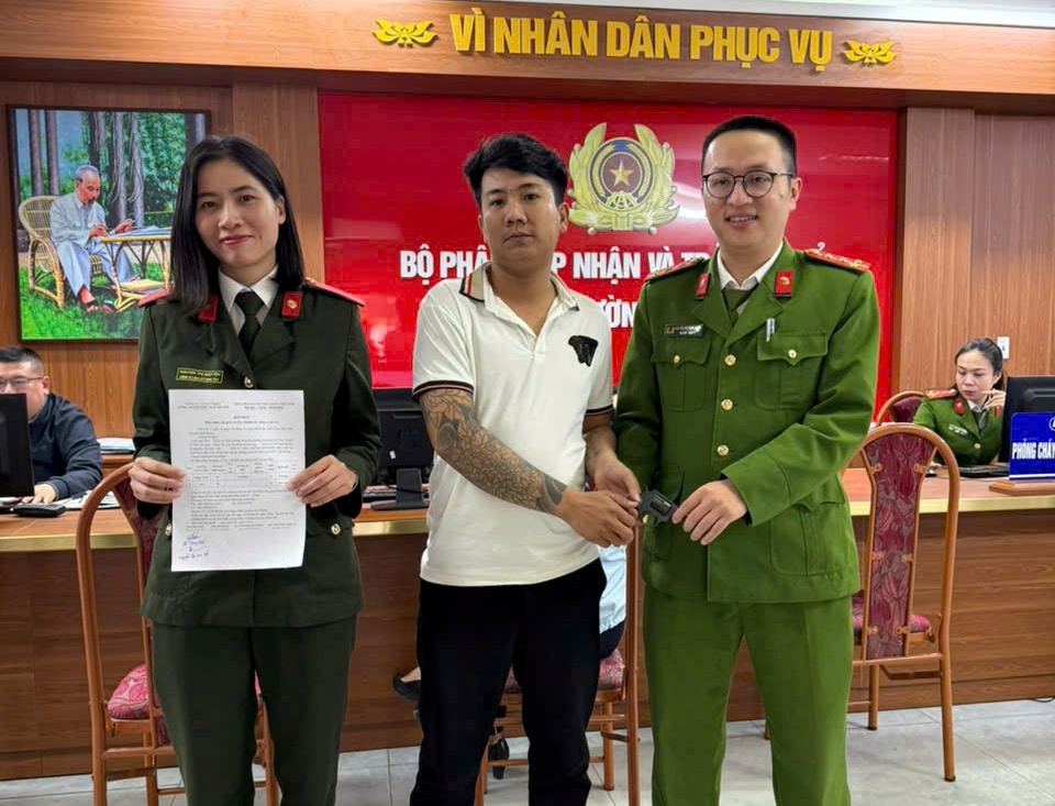 Phòng An ninh điều tra vận động Nhân dân tự giác giao nộp nhiều vũ khí quân dụng và pháo